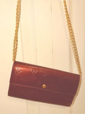 📍AUTHENTIC Louis Vuitton Vernis Chain Wallet in Deep Burgundy with Gold Chain